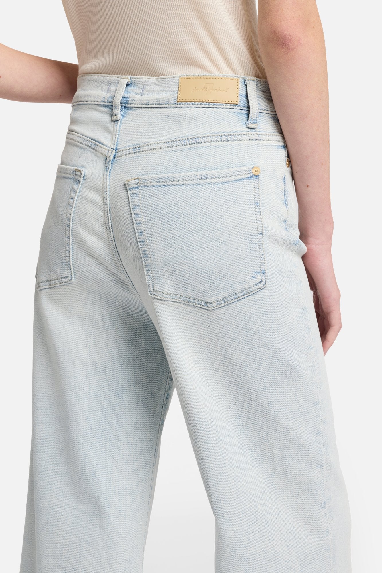 7-for-all-mankind-luxe-vintage-jo-cropped-jeans-ultra-high-rise-in-maui image 7