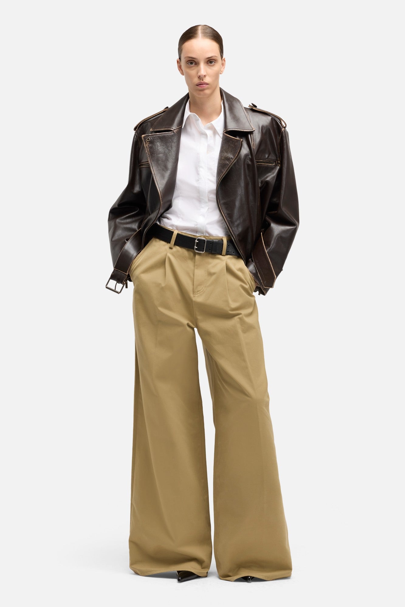 7-for-all-mankind-comfort-twill-pleated-trouser-sand-storm image 2
