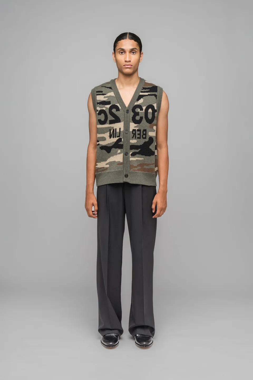 032c-selfie-vest-herren-merino-strickweste-camouflage image 1