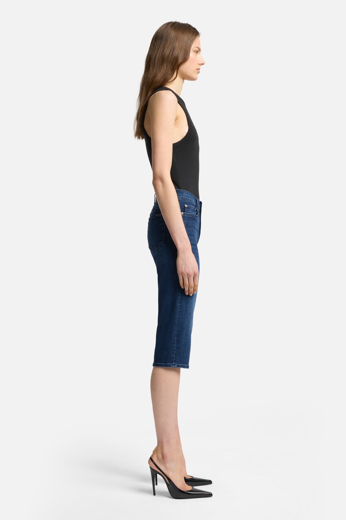 7-for-all-mankind-slim-illusion-capri-jeans-in-soho-dark image 6