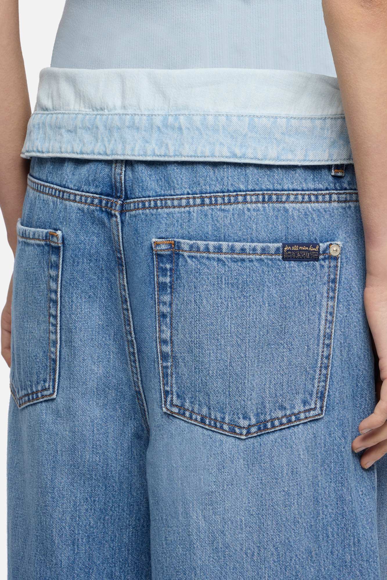 7-for-all-mankind-slouchy-wide-leg-jeans-in-light-shadow image 4