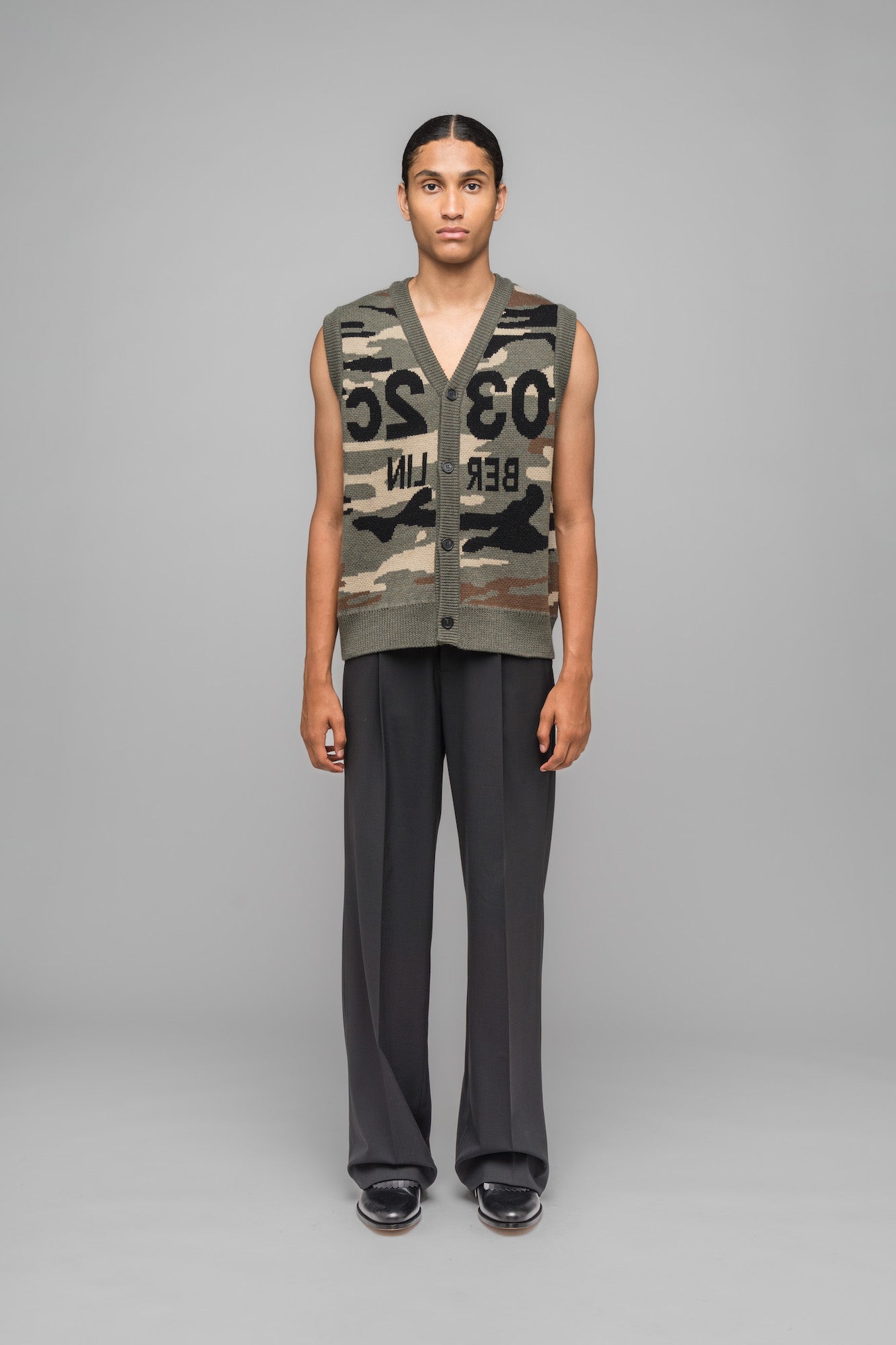 032c-selfie-vest-herren-merino-strickweste-camouflage image 1