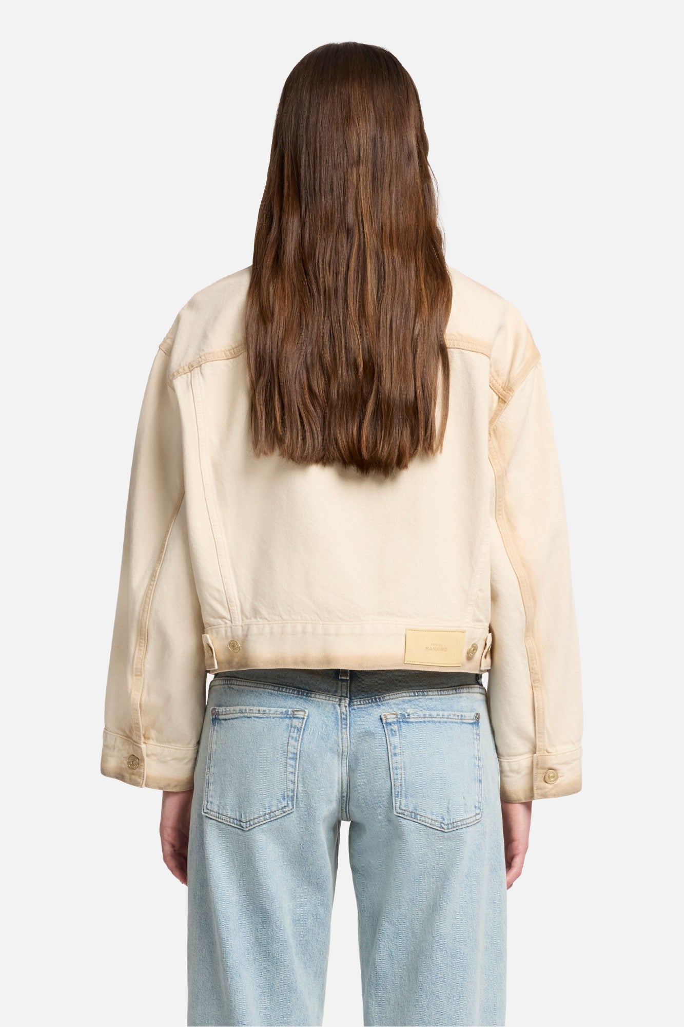 7-for-all-mankind-oli-cropped-trucker-jacke-in-sand-beach image 5