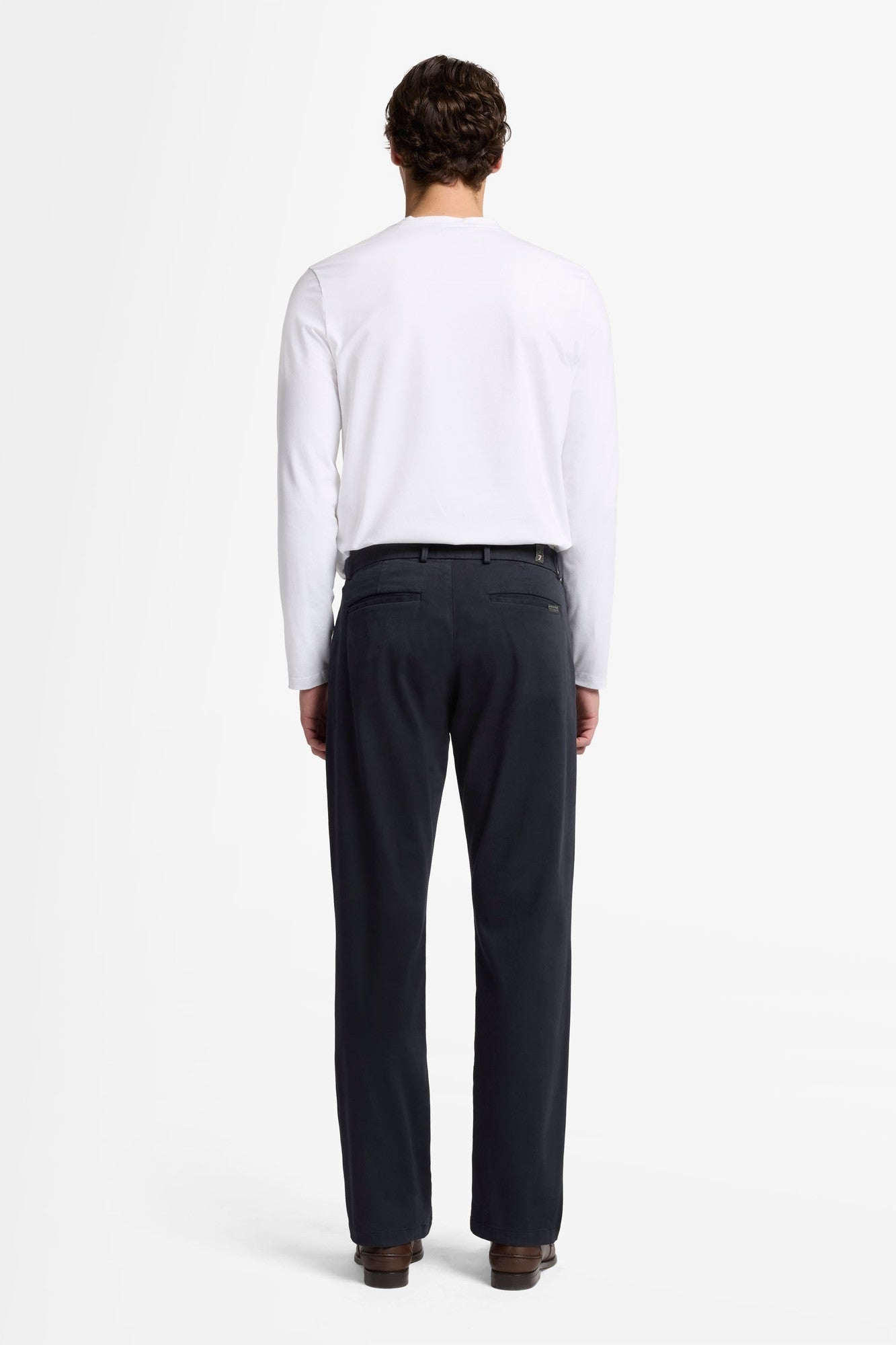 7-for-all-mankind-straight-chino-hose-luxe-performance-sateen-vulcan image 5