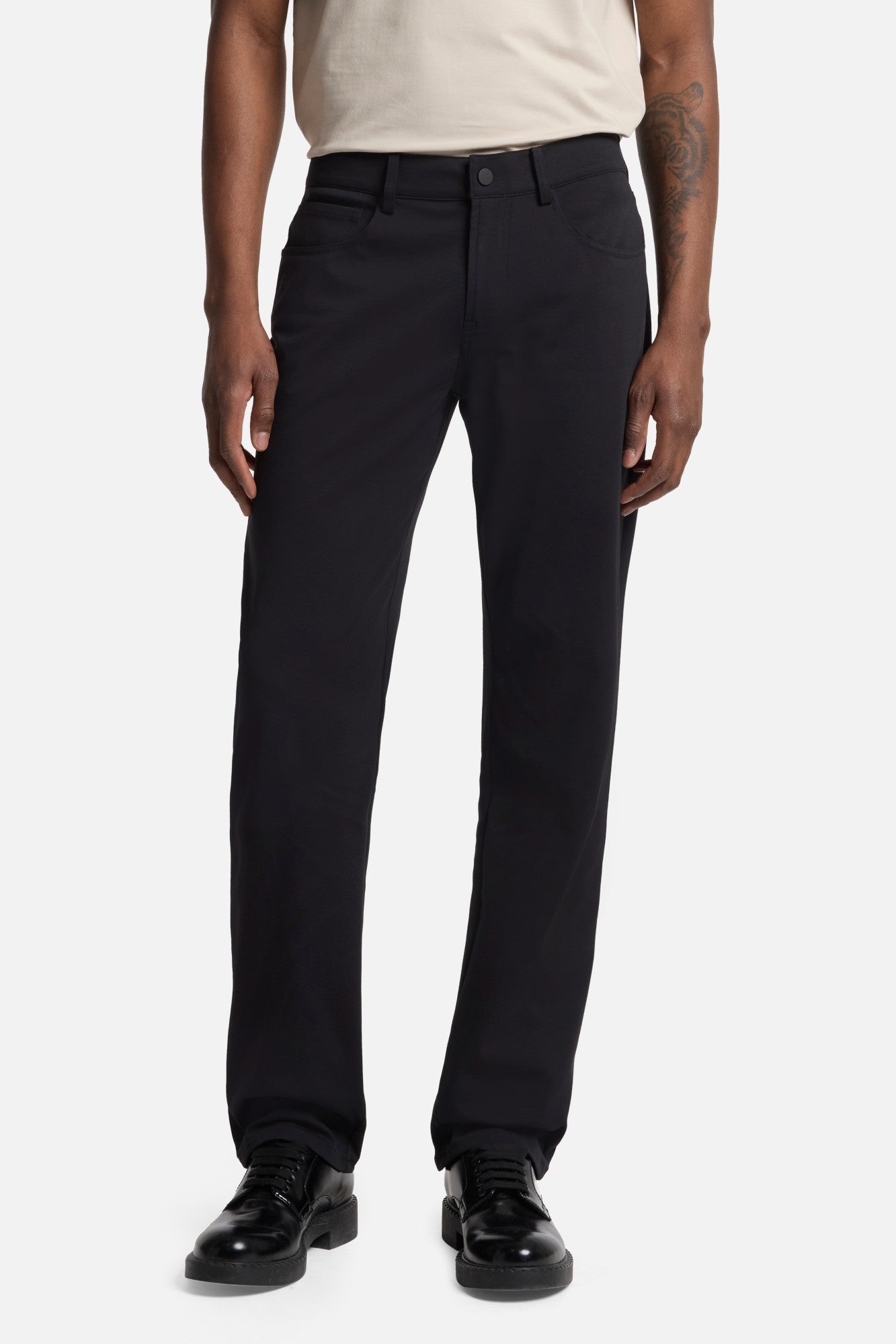 7-for-all-mankind-luxe-performance-knit-straight-herren-hose-in-black image 3