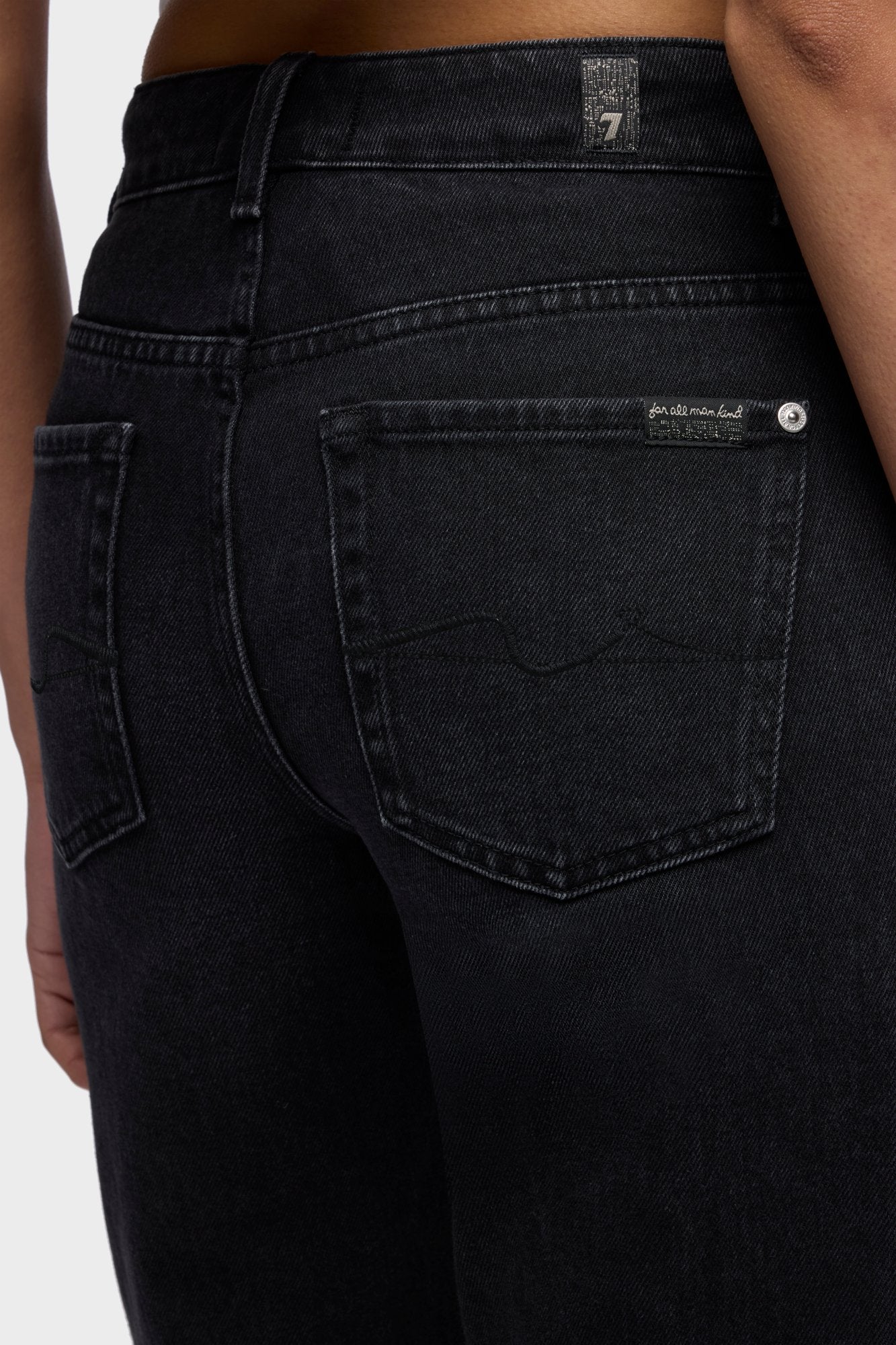 7-for-all-mankind-calie-straight-damen-jeans-in-denim-heavy-rain image 4