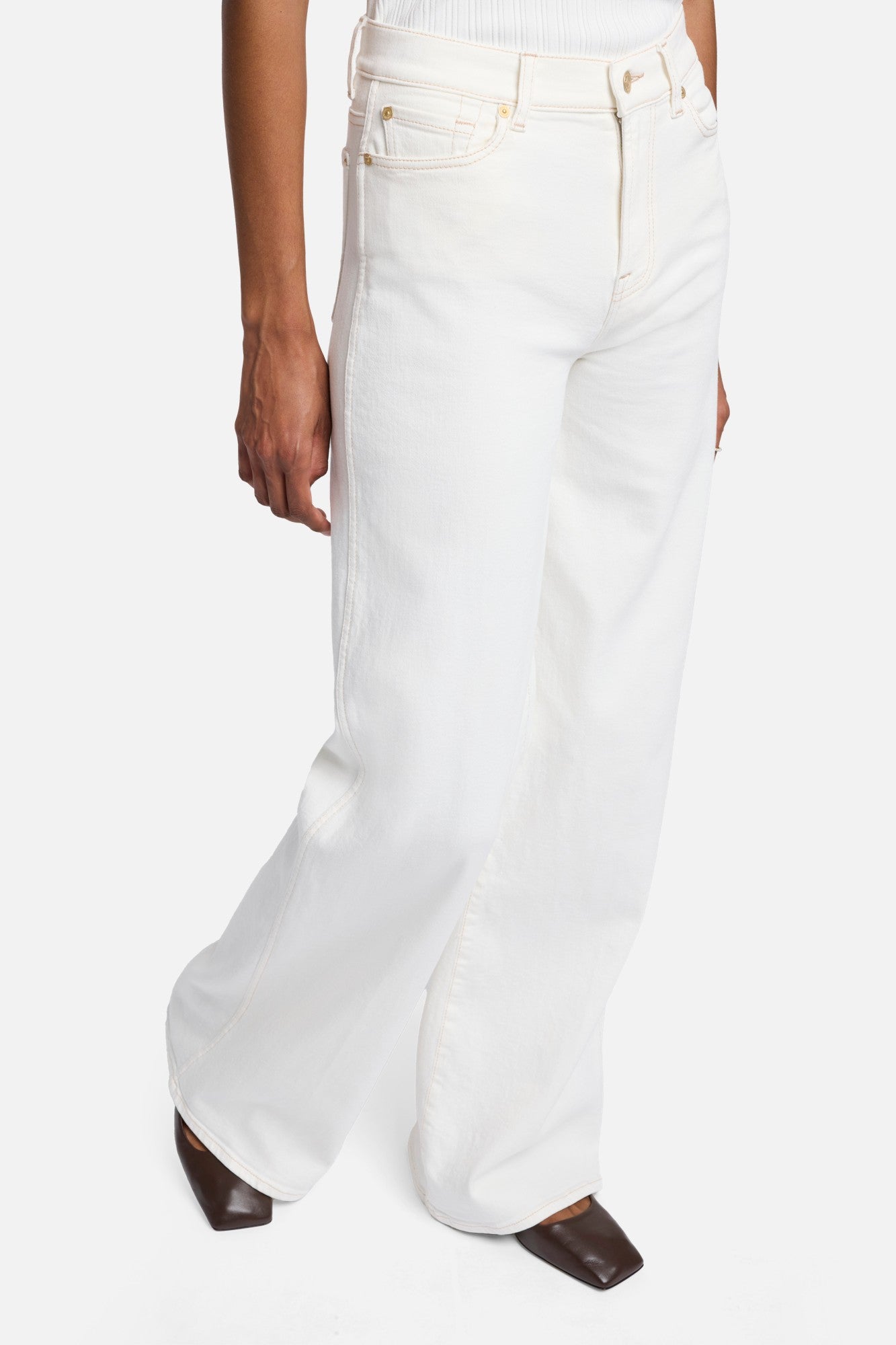 7-for-all-mankind-luxe-vintage-lotta-sugar-white-jeans image 4