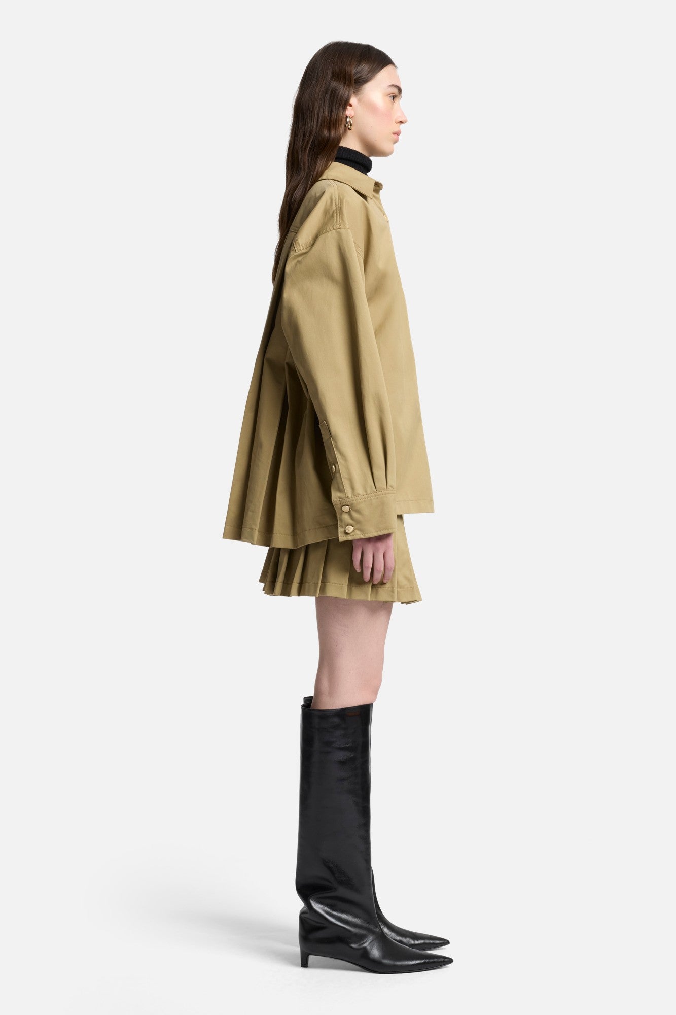 7-for-all-mankind-comfort-twill-pleated-overshirt-in-sand-storm image 6