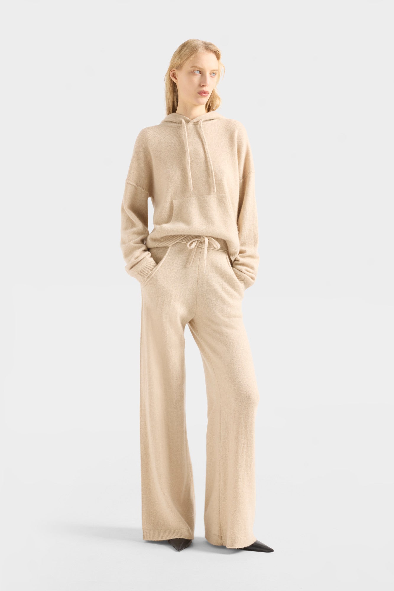7-for-all-mankind-jogger-hose-cashmere-birch image 2