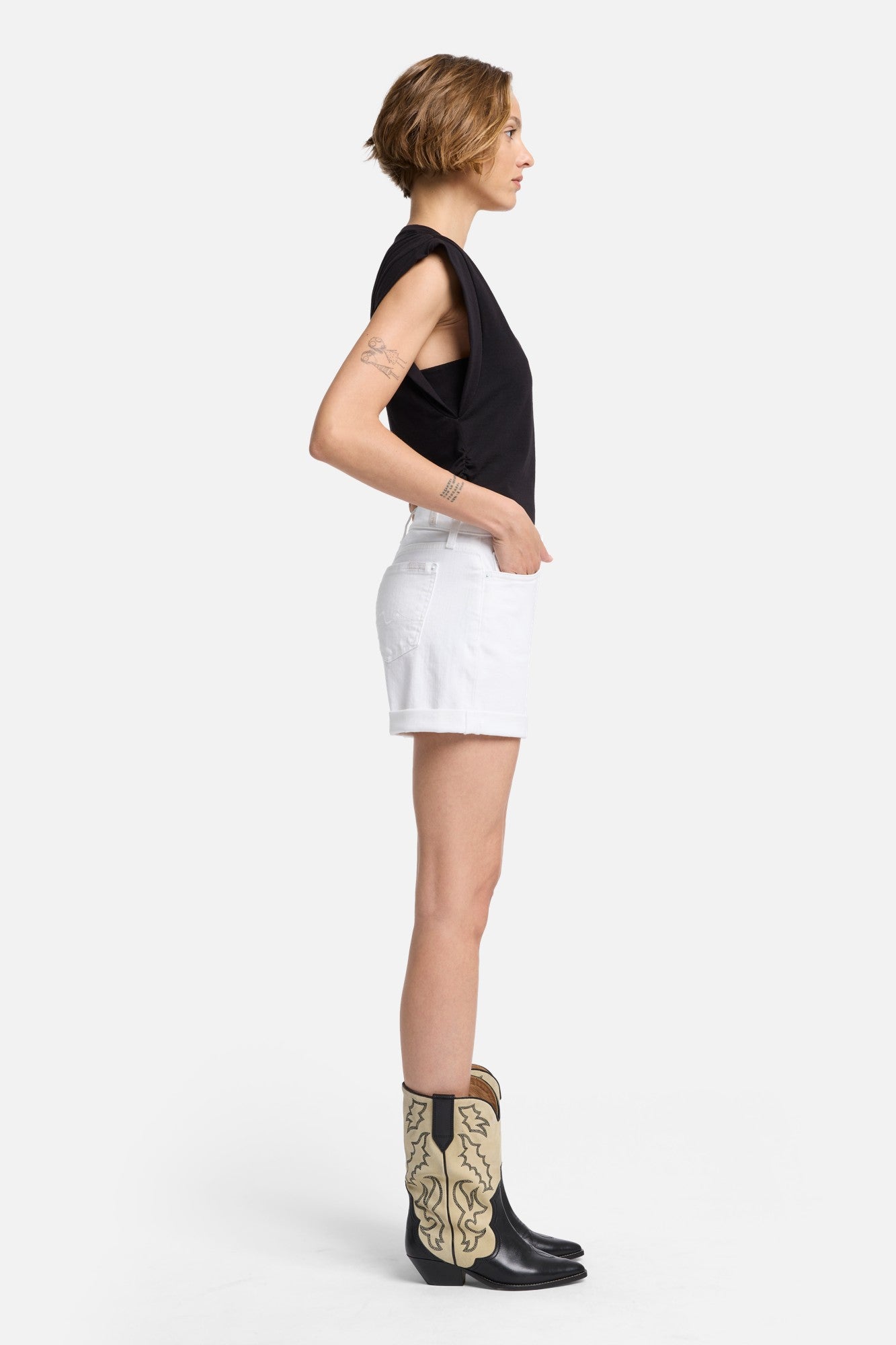 7-for-all-mankind-broken-twill-mid-roll-short-in-white-damen-jeansshorts-mit-mit image 6