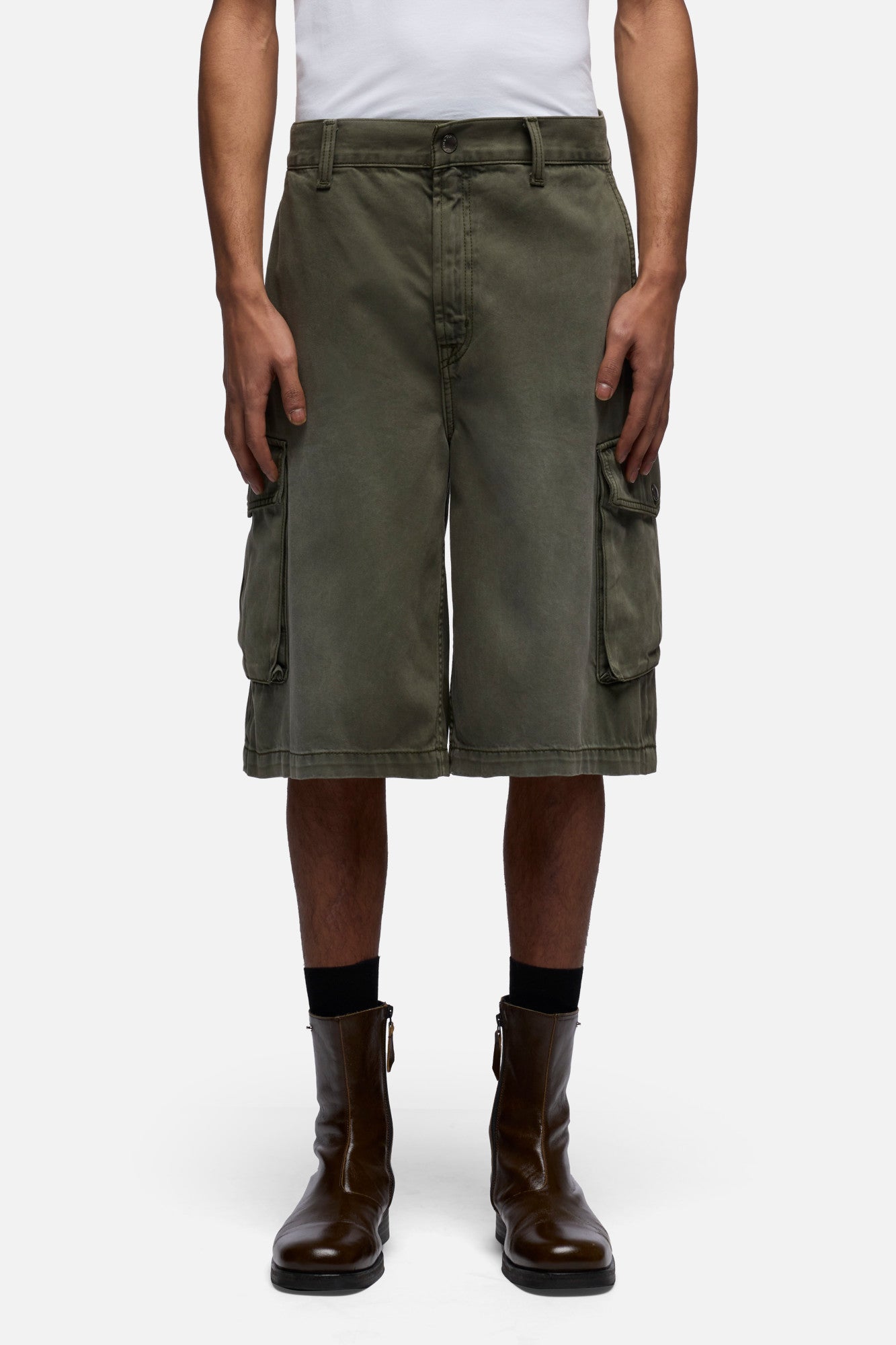 7-for-all-mankind-wide-cargo-short-sateen-sunfaded-moss image 3