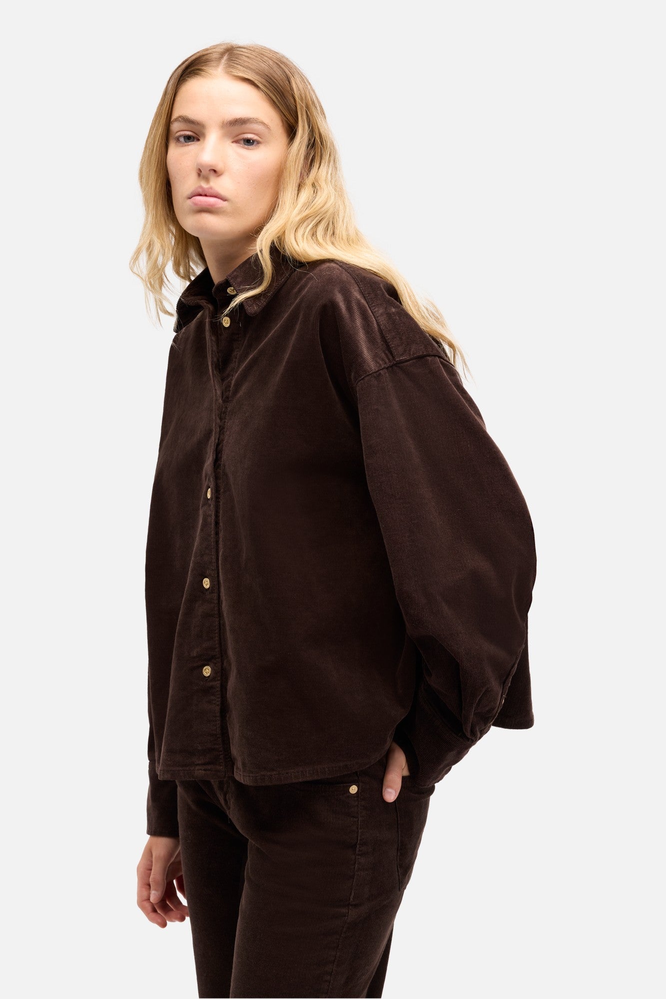 7-for-all-mankind-corduroy-nina-cropped-shirt-bluse-in-coffee-bean image 4