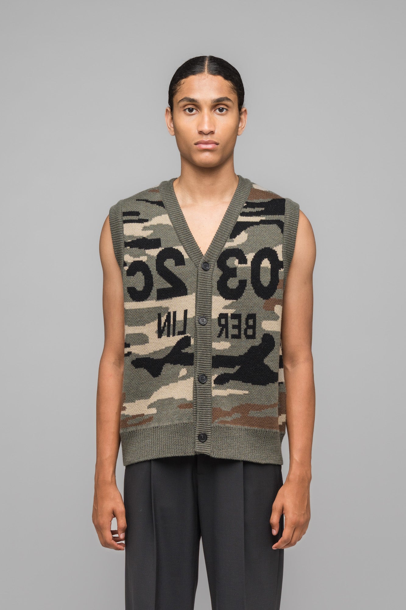 032c-selfie-vest-herren-merino-strickweste-camouflage image 3