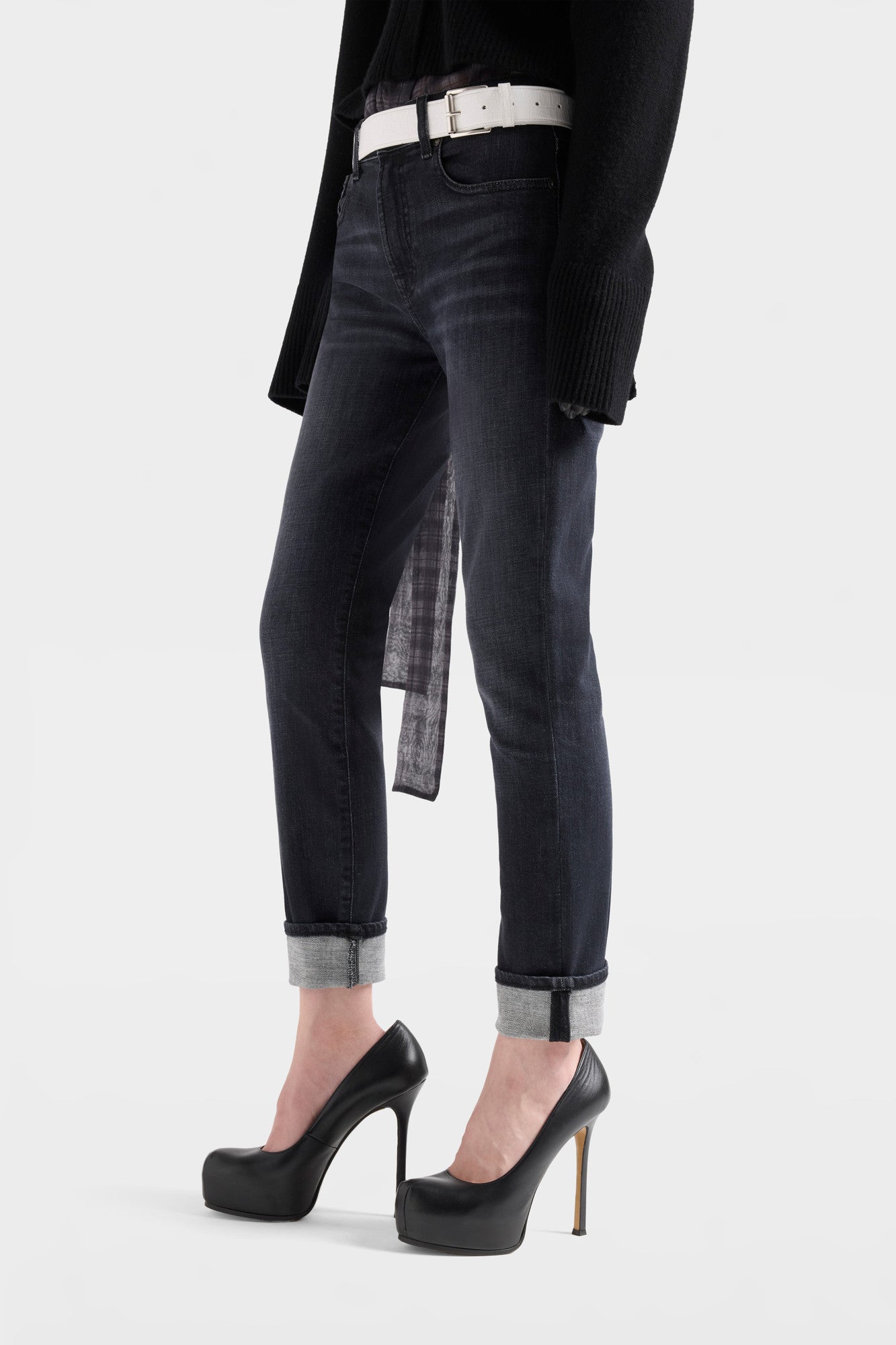 7-for-all-mankind-relaxed-skinny-jeans-carbon-storm image 6