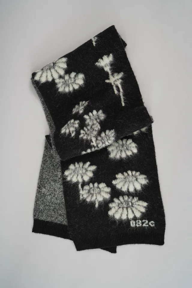 032c-melting-daisies-schal-aus-alpaka-mix image 1