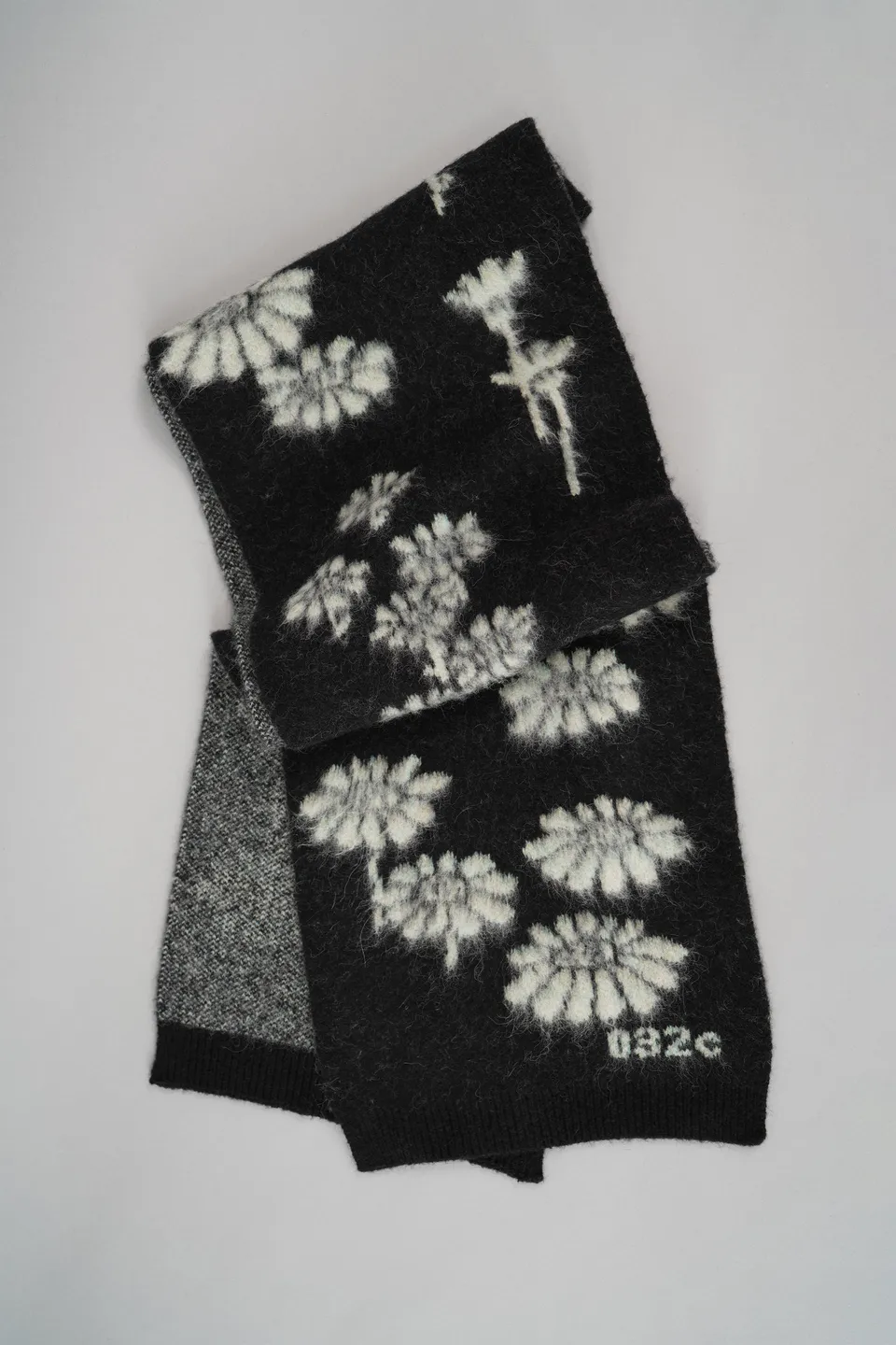 032c-melting-daisies-schal-aus-alpaka-mix image 1