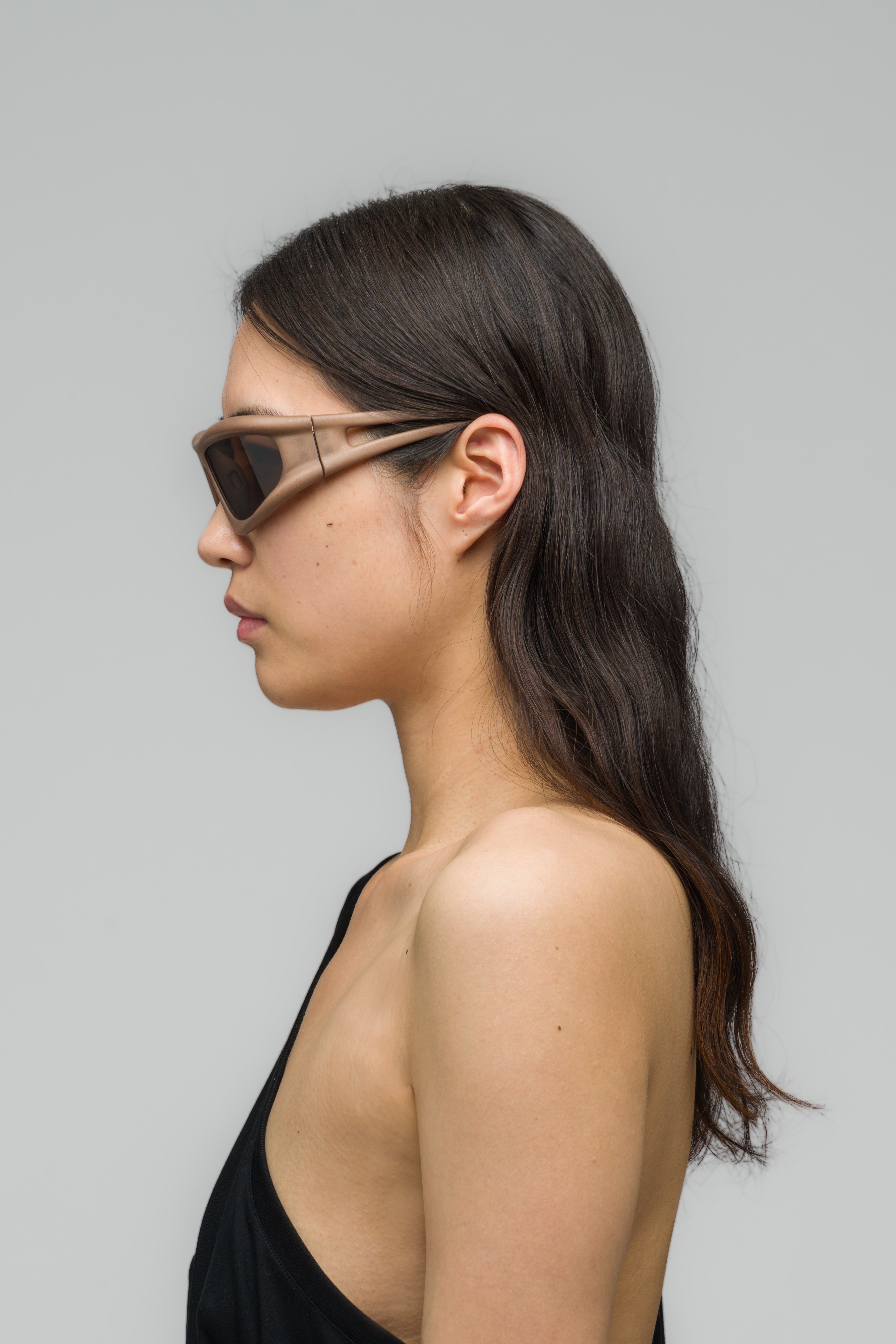 mykita-032c-marfa-sonnenbrille-cashmere-grey-unisex image 8