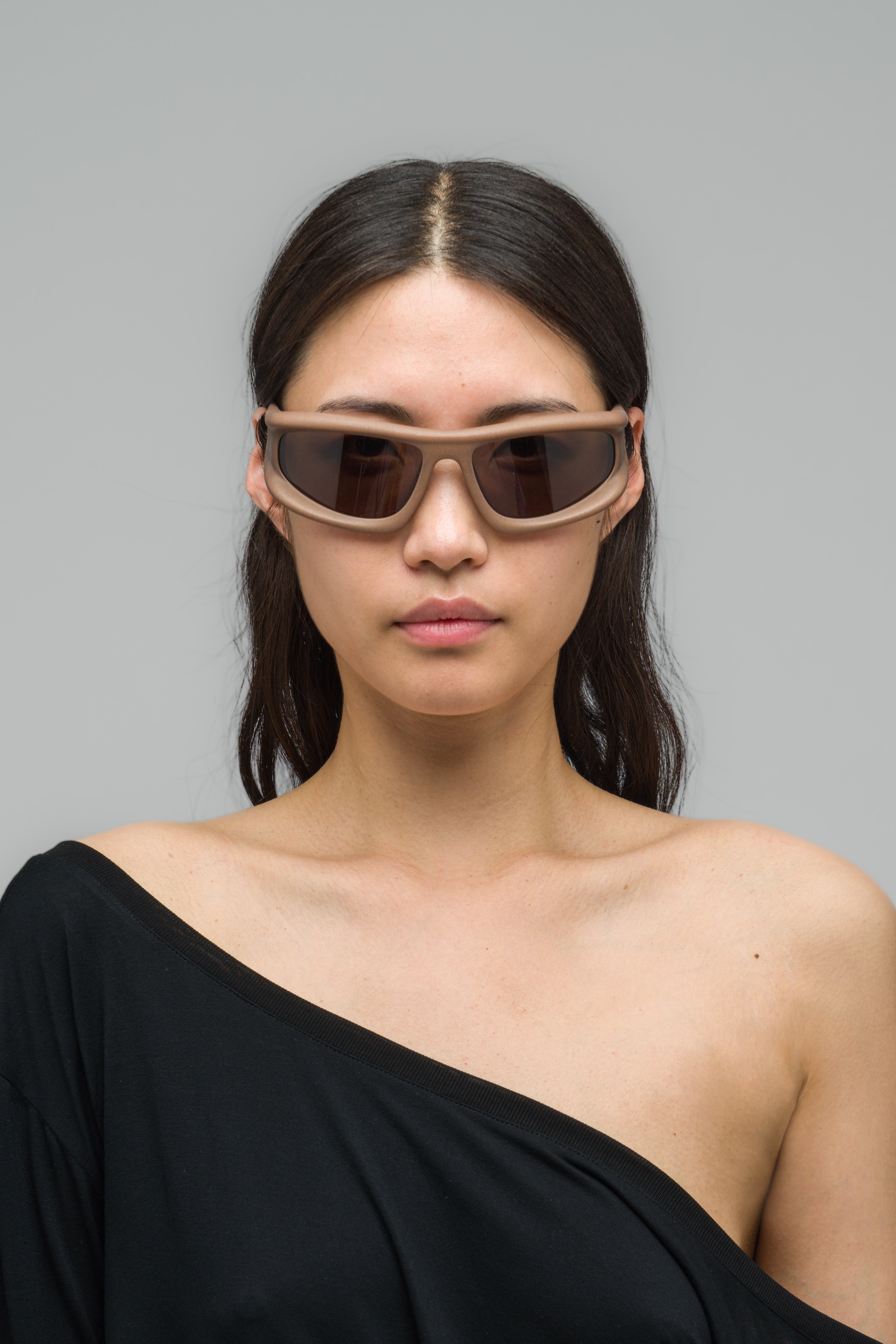 mykita-032c-marfa-sonnenbrille-cashmere-grey-unisex image 6