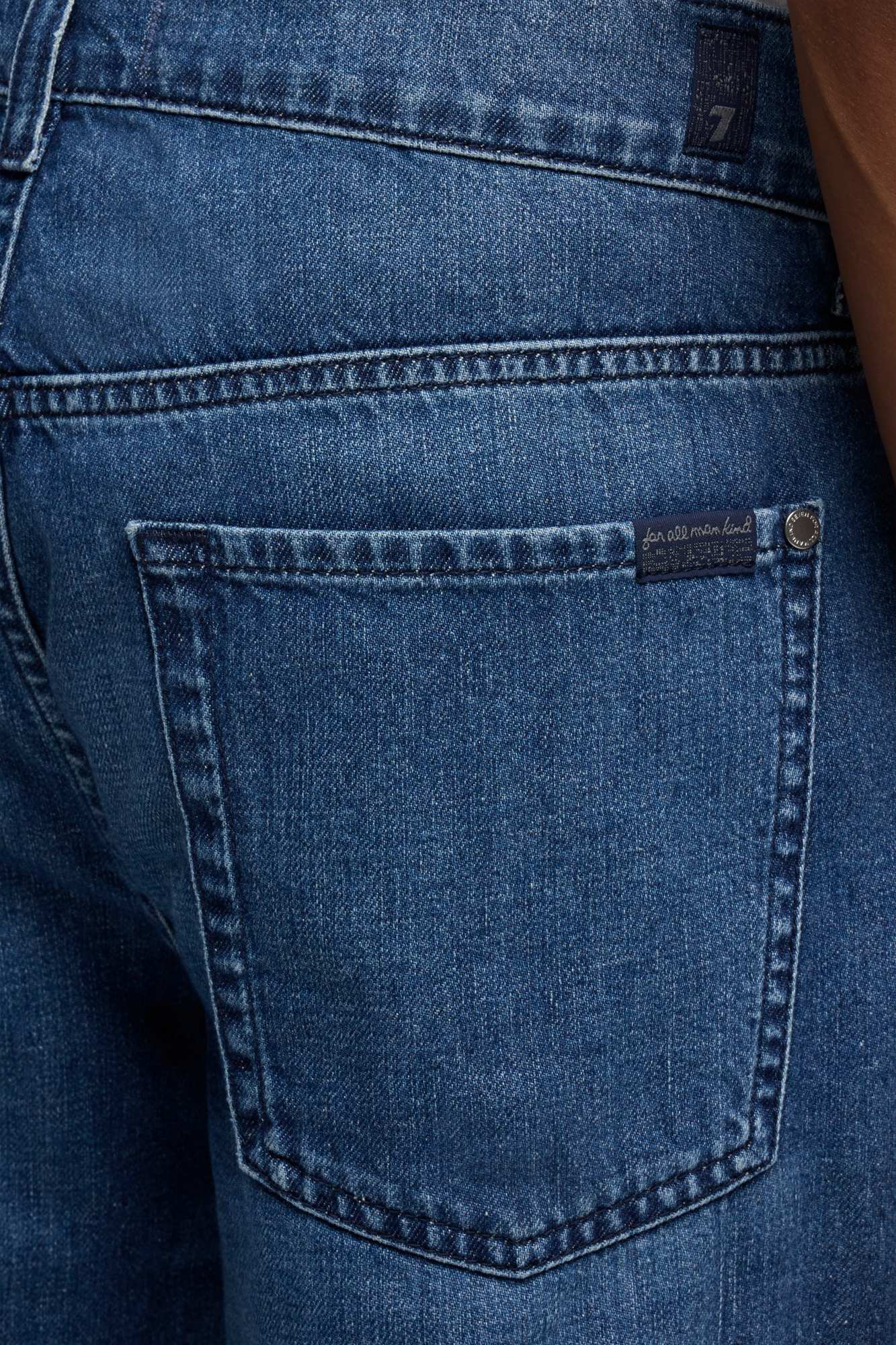 7-for-all-mankind-the-straight-herren-jeans-in-silk-denim-cosmos image 4