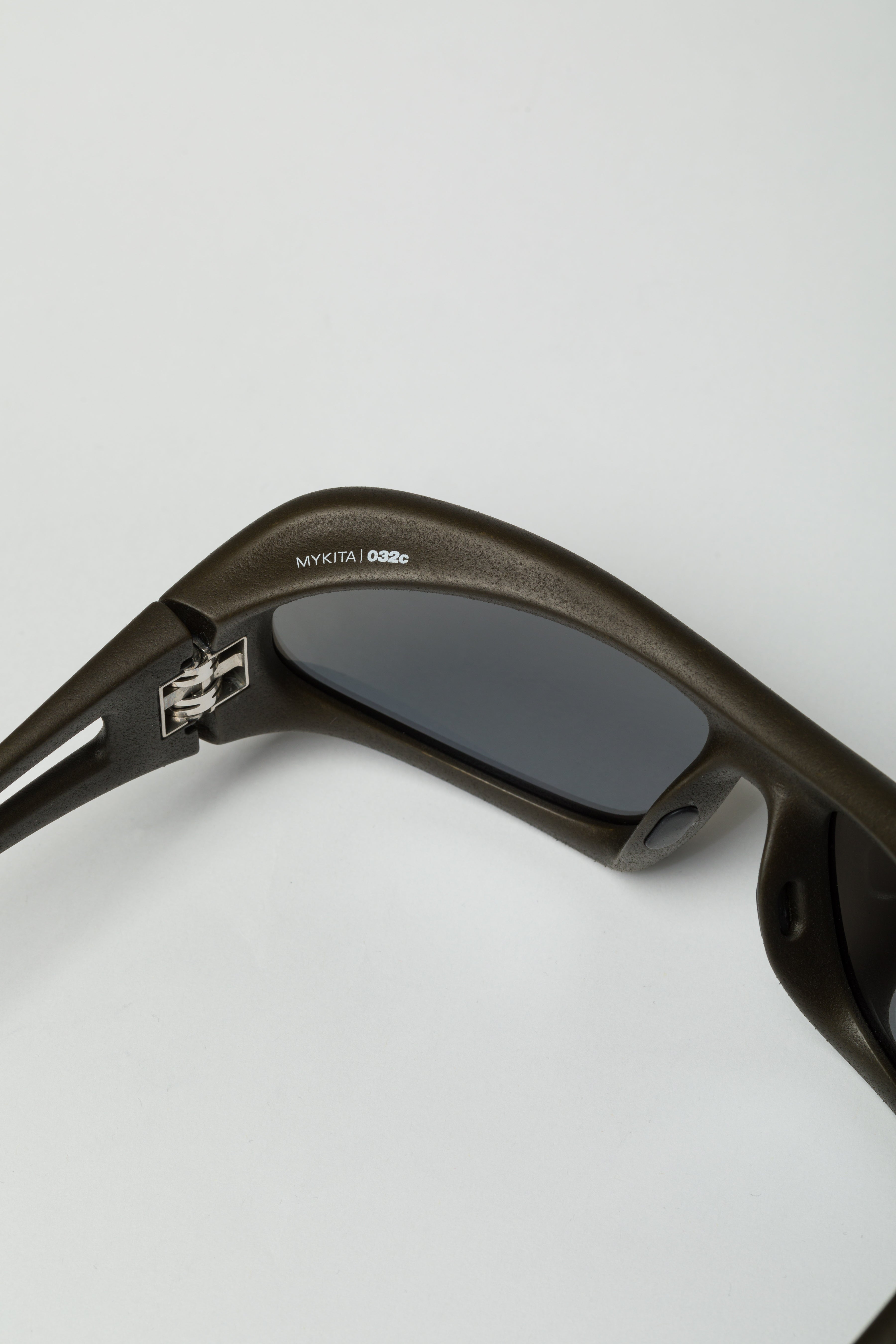 032c-x-mykita-marfa-sonnenbrille-safari-green-mylon image 4