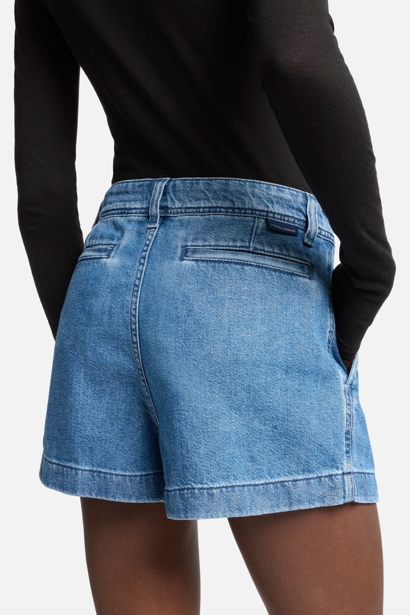 7-for-all-mankind-weightless-pleated-denim-shorts-damen-hilo image 4