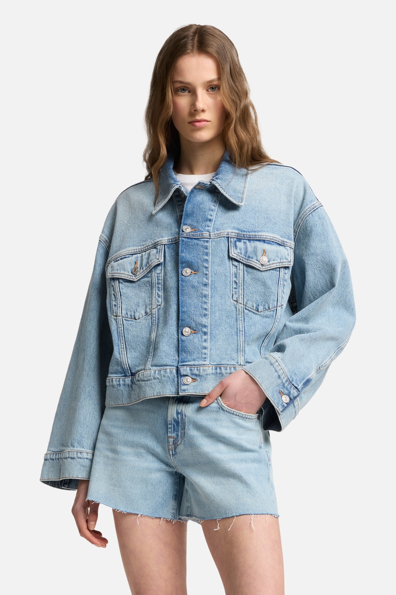 7-for-all-mankind-oli-cropped-truckerjacke-ode-to-damen image 3